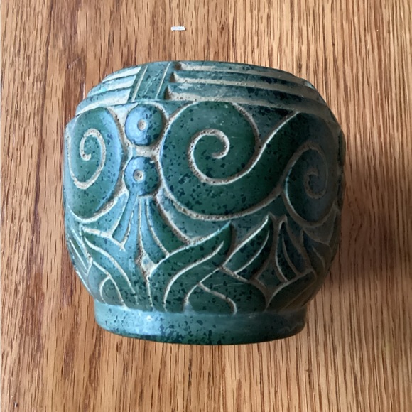 Claire Burke Pot/ Vase - Picture 10 of 11